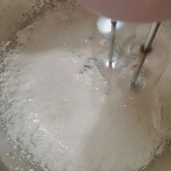 Mixer gula pasir, telur dan sp dengan kecepatan sedang cenderung tinggi hingga putih berjejak.