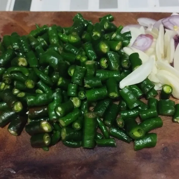 Potong-potong bawang merah, bawang putih dan cabe hijau.