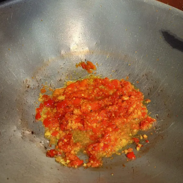 Tumis bumbu halus sampai harum.