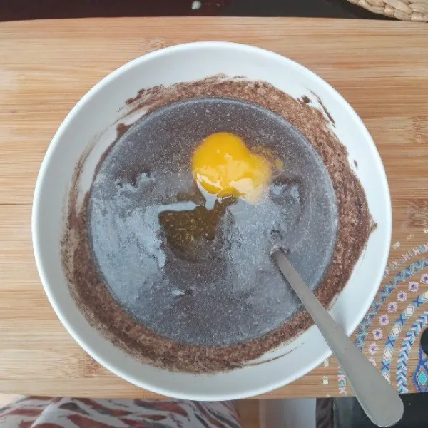 Pindahkan ke dalam mangkuk lalu tambahkan telur dan soda kue, aduk rata.