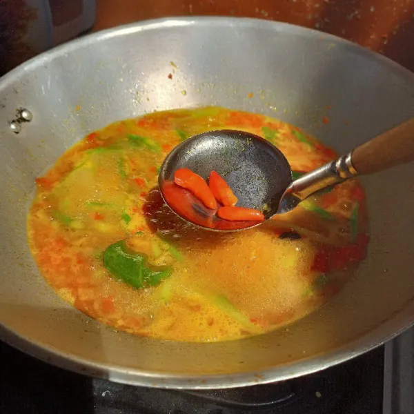 Tambahkan cabe rawit utuh, tunggu hingga labu dan buncis empuk.