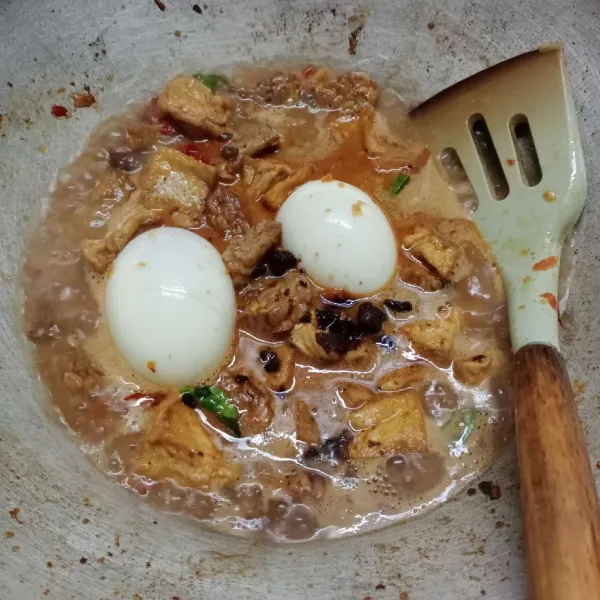 Tuang air dan biarkan mendidih lalu bumbui dengan garam, kaldu bubuk dan gula merah.