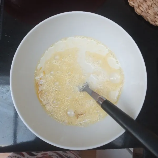 Masukkan ke dalam mangkuk, telur, gula pasir, tepung dan susu, aduk hingga tercampur merata.