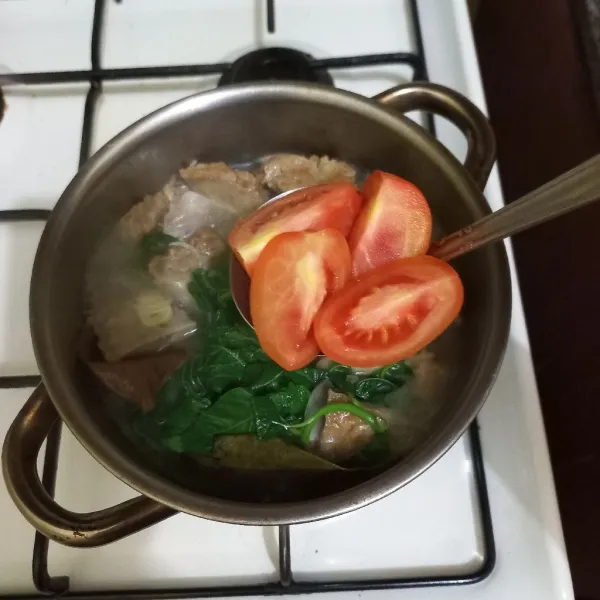 Masukkan irisan tomat, masak hingga matang.