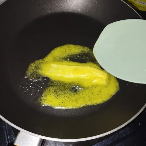 Panaskan margarin dalam wajan.