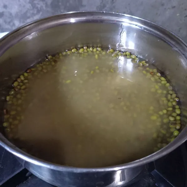 Cuci kacang hijau sampai bersih. Kemudian rebus dengan 600 ml air. Matikan kompor dan diamkan selama 30 menit.