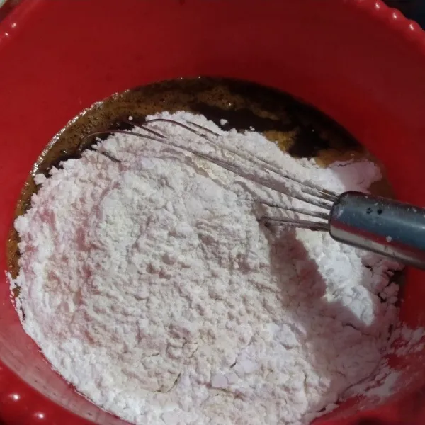 Masukkan tepung terigu, tepung tapioka, baking powder dan baking soda, kocok sampai licin.