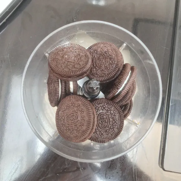 Haluskan biskuit dengan susu cair hingga halus.