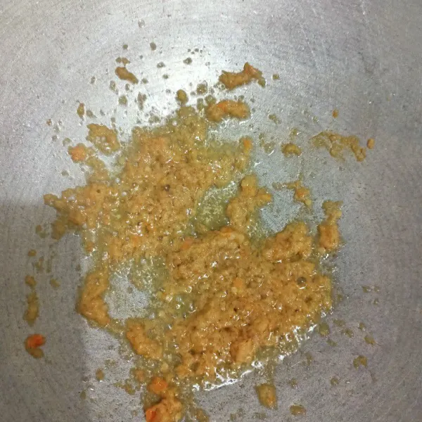 Tumis bumbu halus hingga wangi.