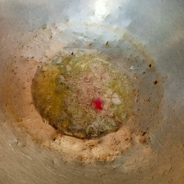 Panaskan minyak goreng, tumis bawang merah yang sudah dipotong-potong, tumis hingga harum.