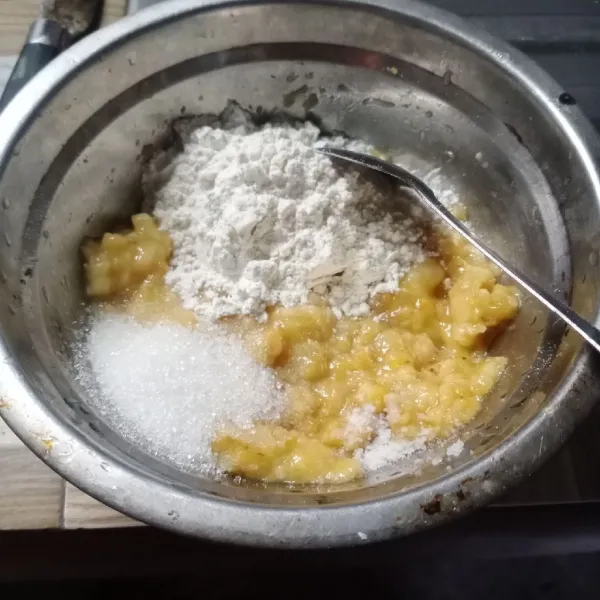 Masukkan tepung terigu, tepung beras, gula pasir, garam dan vanili.