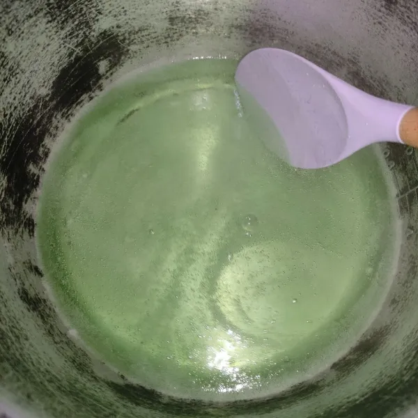 Tuang jelly melon lalu tambahkan air, aduk-aduk sampai mendidih.