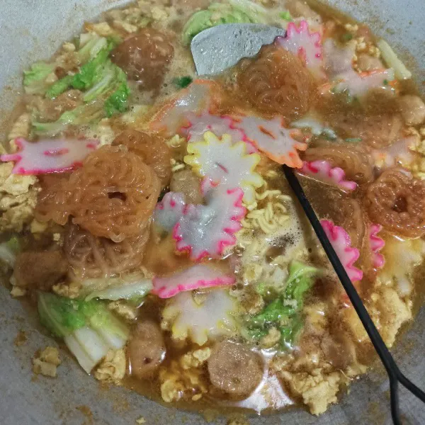 Terakhir masukkan kerupuk, aduk merata lalu angkat dan sajikan.