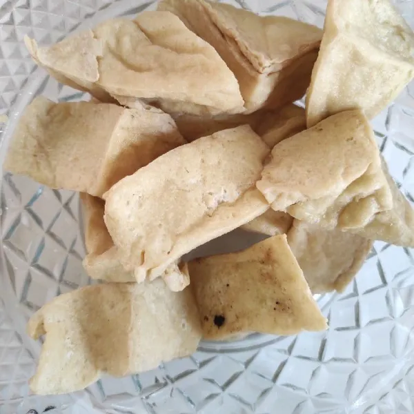 Potong tahu dengan bentuk segitiga kemudian goreng hingga matang.