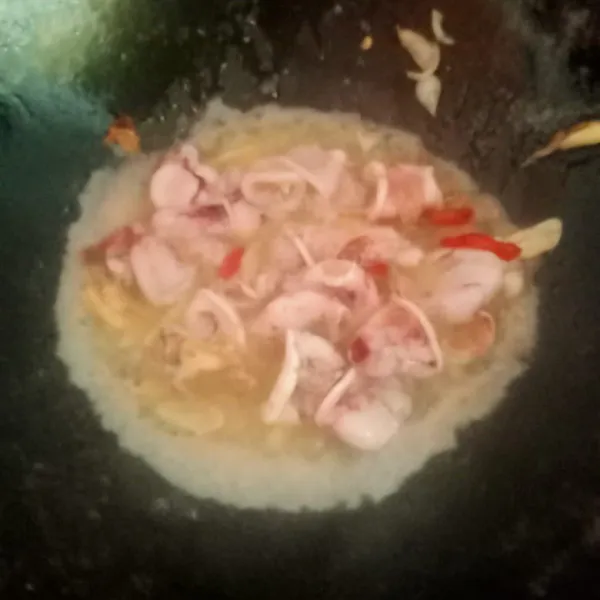 Masukkan cumi kemudian aduk rata.