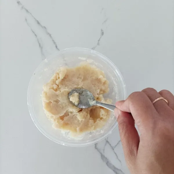 Haluskan tape dalam mangkuk dengan menggunakan sendok.
