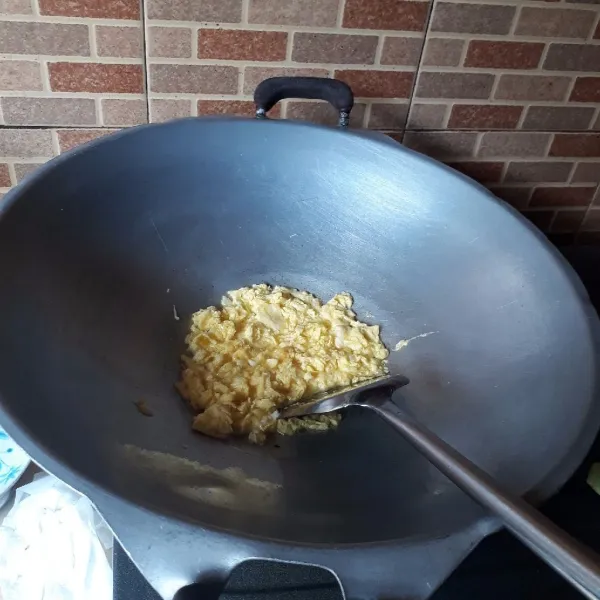 Goreng telur dan orak-arik, sisihkan.