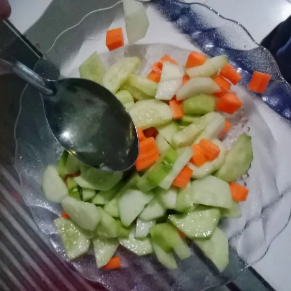 Tambahkan garam, micin, cuka dan minyak sayur.