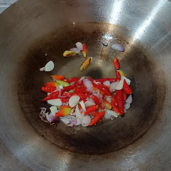 Cuci bersih pare, iris tipis dan remas dengan garam dan air. Tumis bawang sampai harum lalu masukkan cabai. Aduk dan tumis hingga harum.