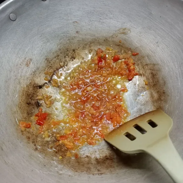 Tumis bumbu halus sampai harum.