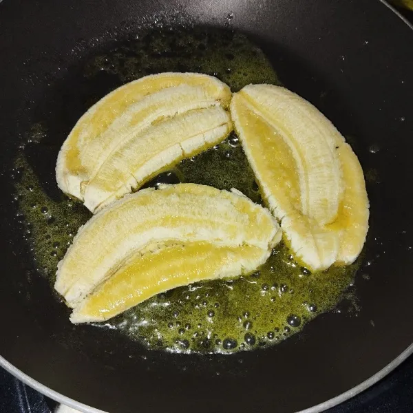 Masukkan pisang, masak hingga 1 sisi matang.
