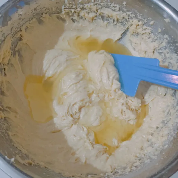 Masukkan margarin, aduk rata dengan spatula hingga rata, jangan sampai ada yang mengendap.