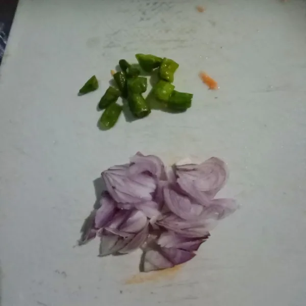 Iris cabe rawit dan bawang merah.
