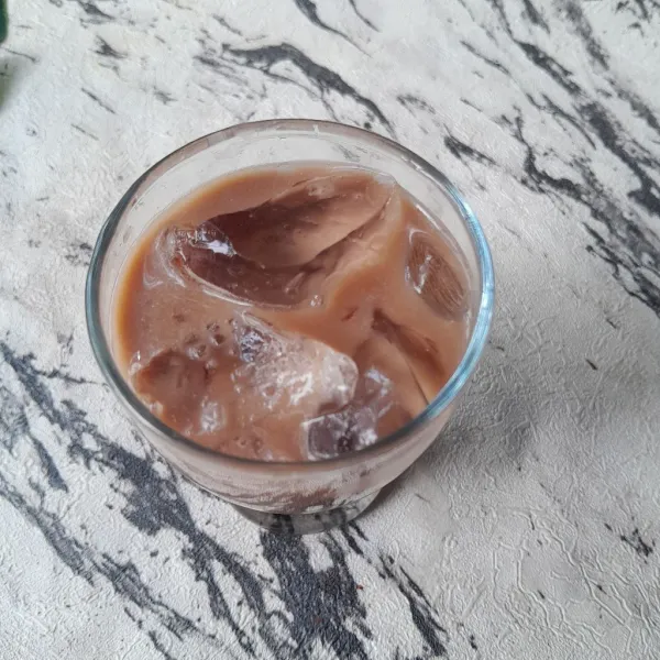 Tambahkan es batu secukupnya.