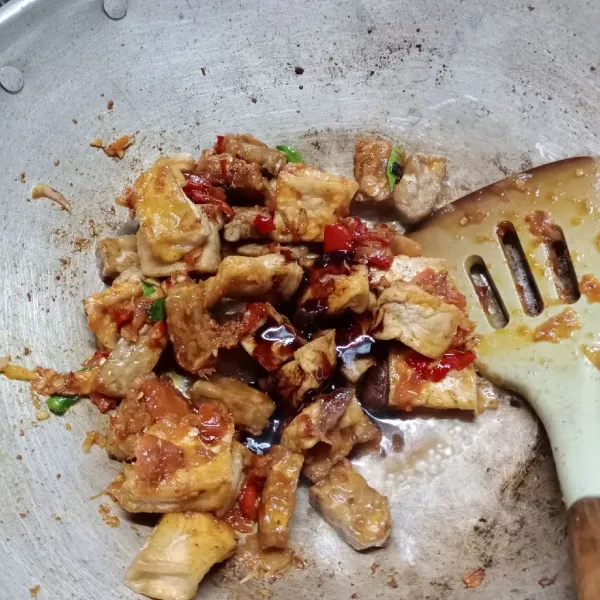 Masukkan tahu, tempe dan kecap manis lalu aduk merata.