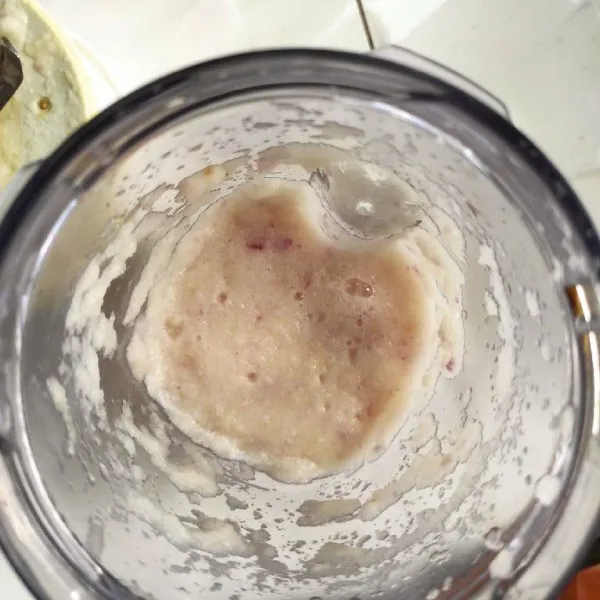 Haluskan bawang merah, bawang putih dan jahe.