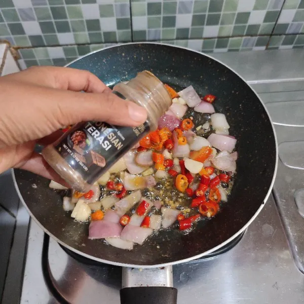 Masukkan semua bahan seasoning, aduk rata.
