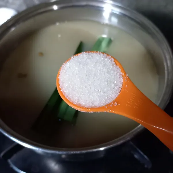 Kemudian tuang 400 ml air. Masukkan gula pasir, gula aren, garam dan daun pandan.