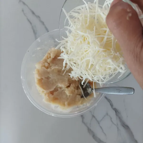 Tambahkan keju, krimer kental manis dan margarin, aduk hingga merata.
