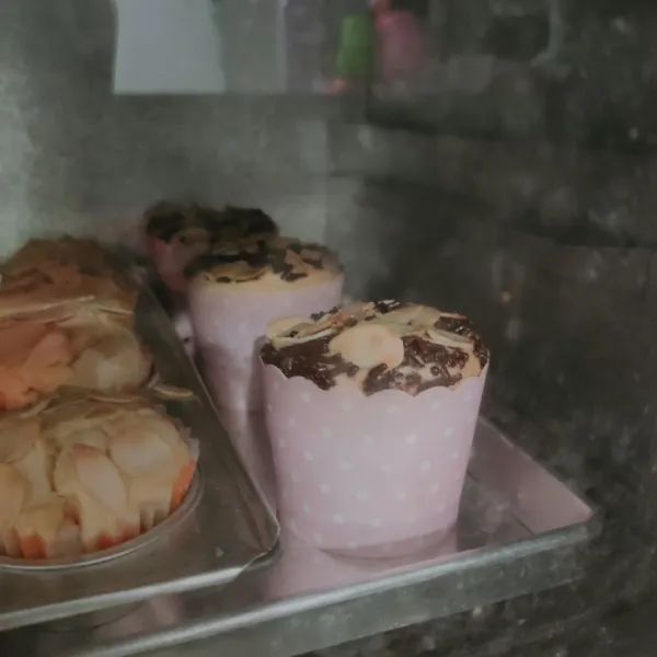 Panggang dalam oven yang sudah dipanaskan, panggang selama 1 jam atau hingga matang, sesuaikan dengan oven masing-masing. Lalu angkat dan sajikan.