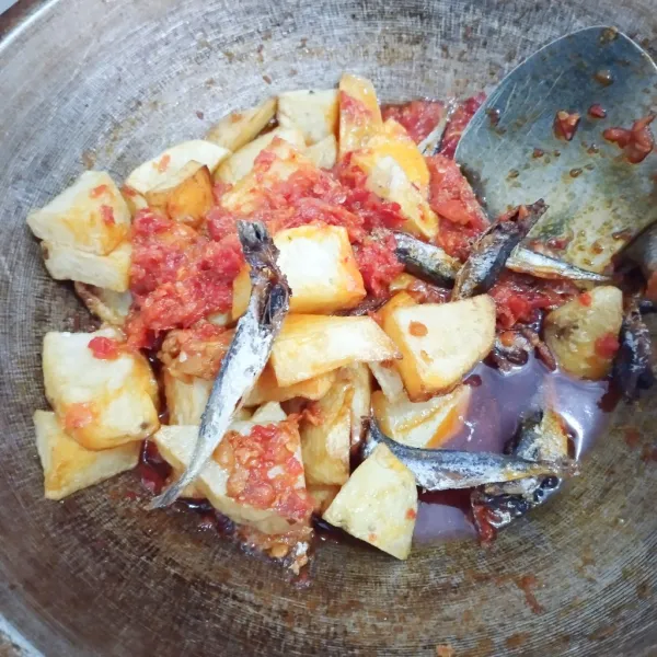 Campurkan ikan tamban dan kentang goreng lalu aduk merata dan sajikan selagi hangat.