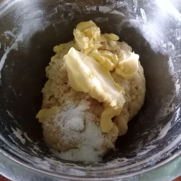 Masukkan margarin dan garam lalu mixer sampai adonan kalis elastis.