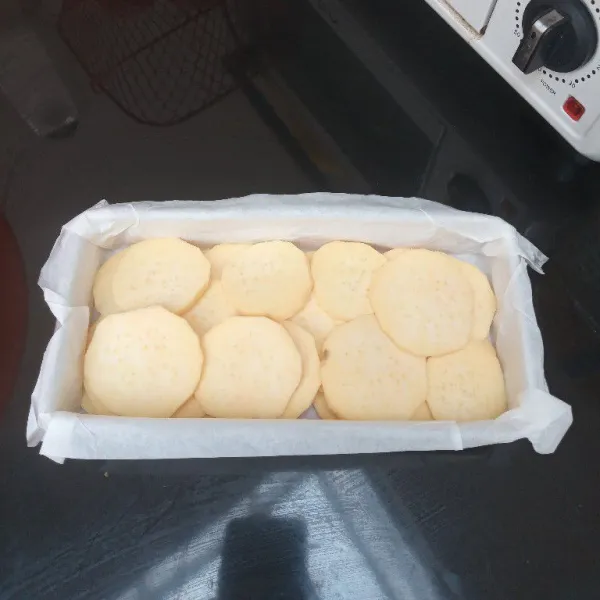 Susun di loyang yang sudah diberi alas baking paper, sisihkan.