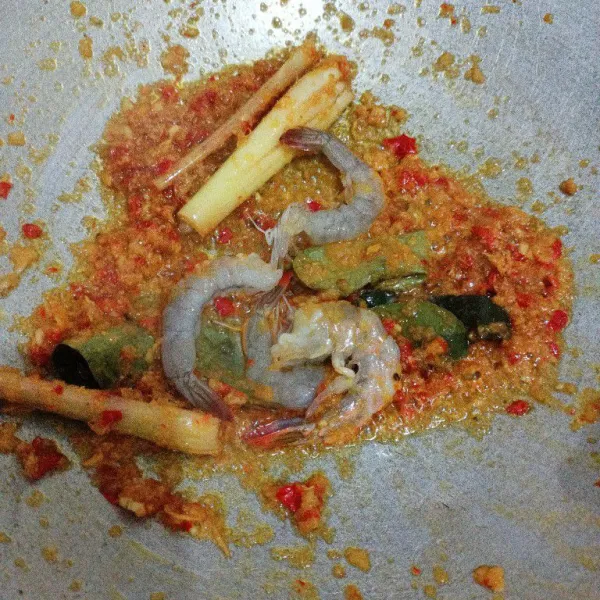 Masukkan udang lalu masak sebentar.