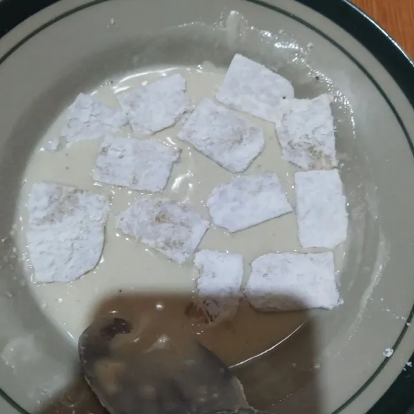Lalu celupkan ke dalam adonan tepung bumbu.