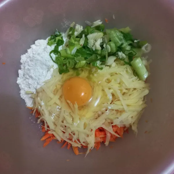 Masukkan tepung terigu, telur ayam, irisan daun bawang, bawang putih cincang, garam, kaldu jamur dan merica bubuk, aduk rata.