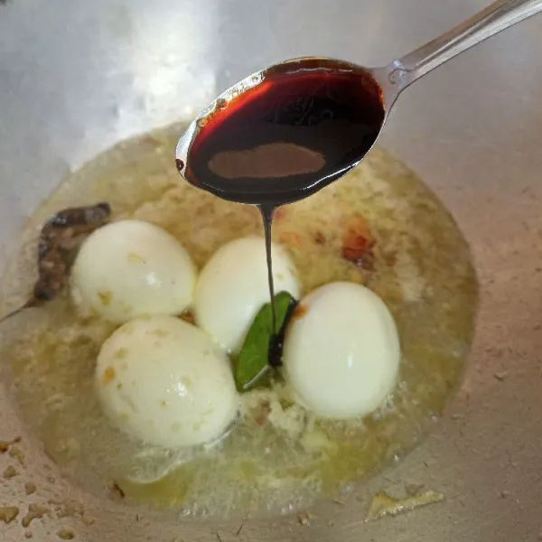 Tambahkan kecap manis dan garam.