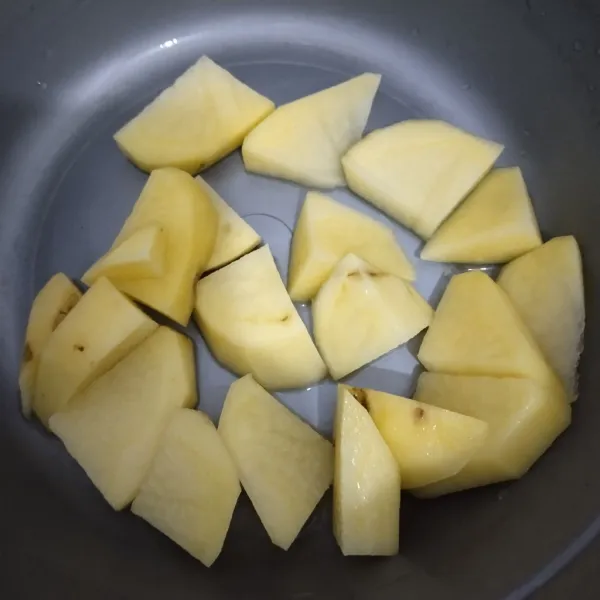 Kupas kentang, potong sesuai selera dan cuci bersih.