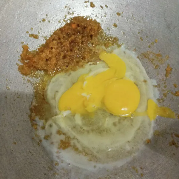 Masukkan telur dan orak-arik.