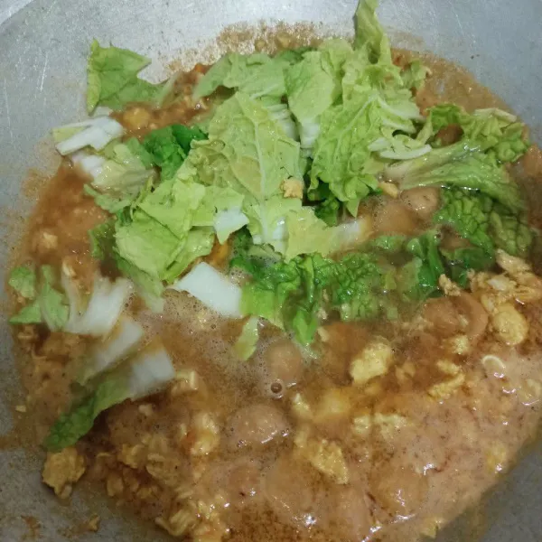 Masukkan sawi, garam, gula pasir, penyedap rasa dan kecap manis.