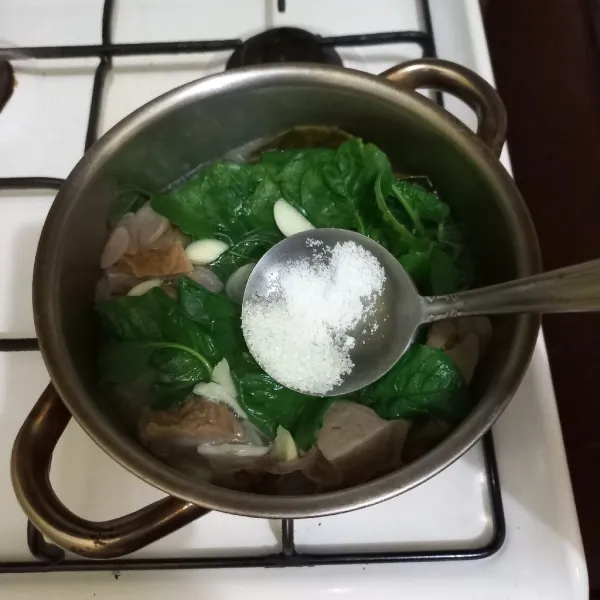 Beri garam dan gula pasir.