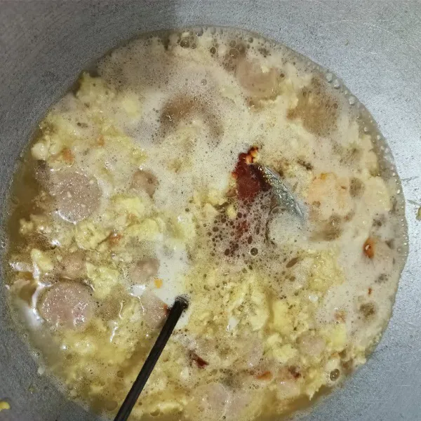 Tambahkan air, masak hingga air mendidih lalu masukkan mie.