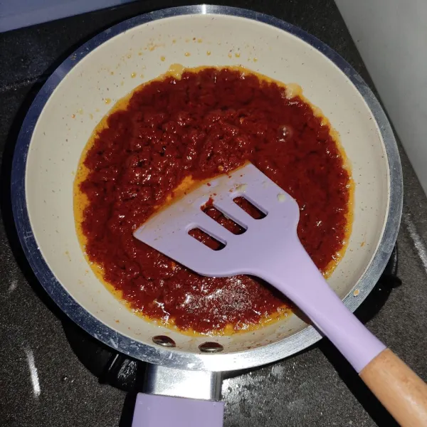 Cuci cabe dan tomat merah lalu haluskan, masak cabe sampai wangi menyengat hilang, tambahkan garam dan koreksi rasa. Masukkan ayam dan kentang ke dalam tumisan, aduk merata.