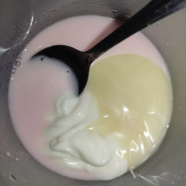 Tuang mayonnaise, susu kental manis dan yogurt ke dalam wadah lalu aduk sampai larut.