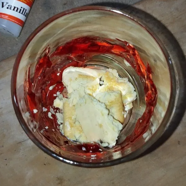 Tuang crackers yang sudah dipatahkan.