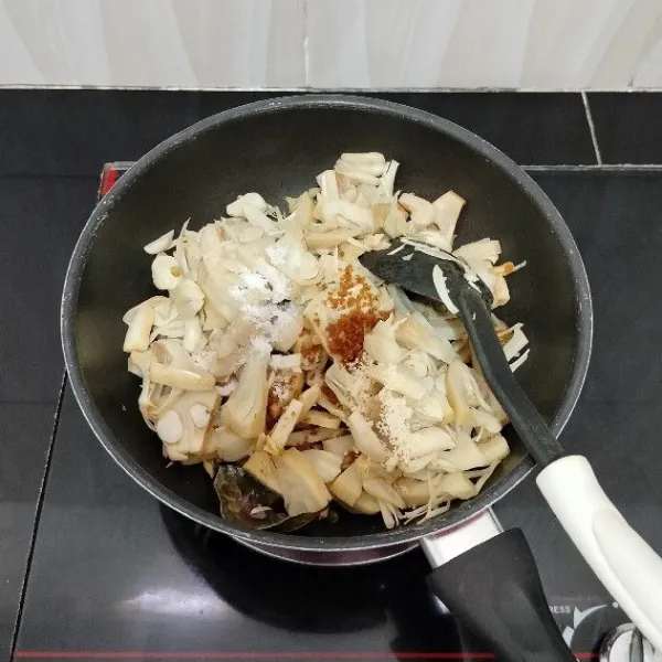 Lalu masukkan tewel, gula palem, kaldu jamur dan garam, aduk rata.